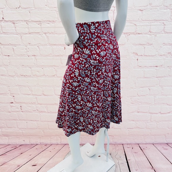 Beautiful LuLaRoe NWT Azure  Full Swing Skirt Red Floral Skirt  Size 3XL - Picture 4 of 8